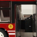 Autobus zdalnie sterowany na pilota RC z otwieranymi drzwiami czerwony